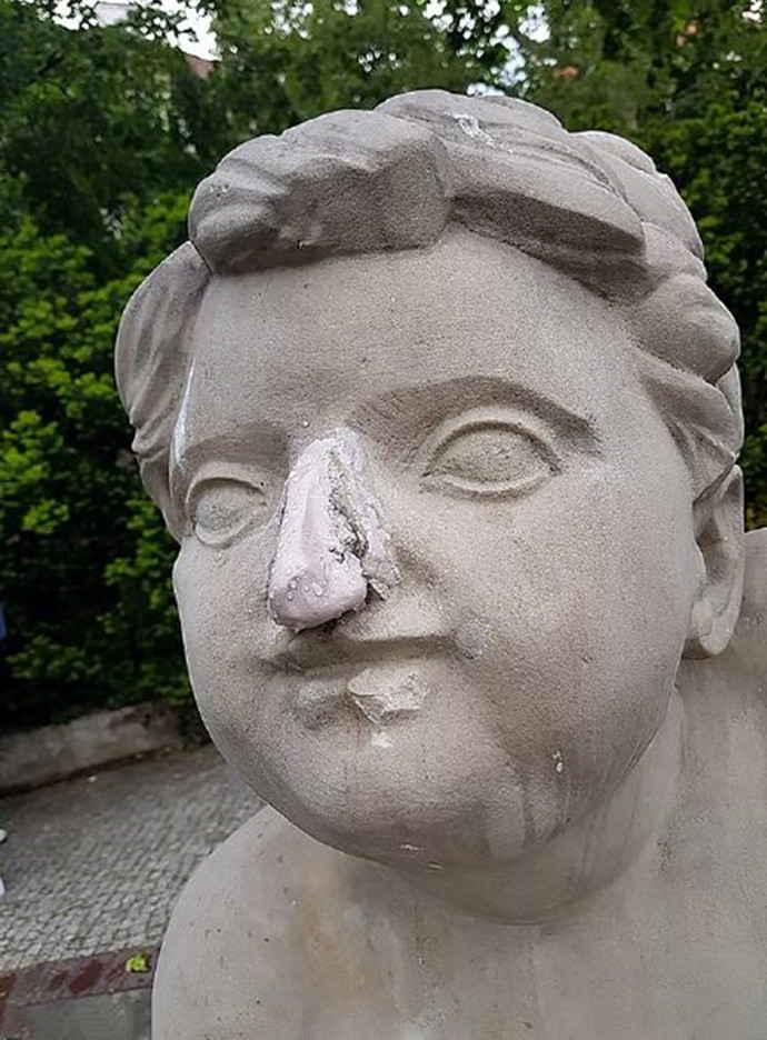 女模特敲掉200年雕像鼻子 原本是为了涨粉没想到反而损失惨重